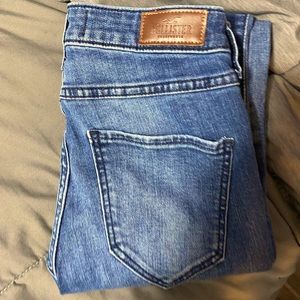 GOOD AS NEW HOLLISTER JEANS !!